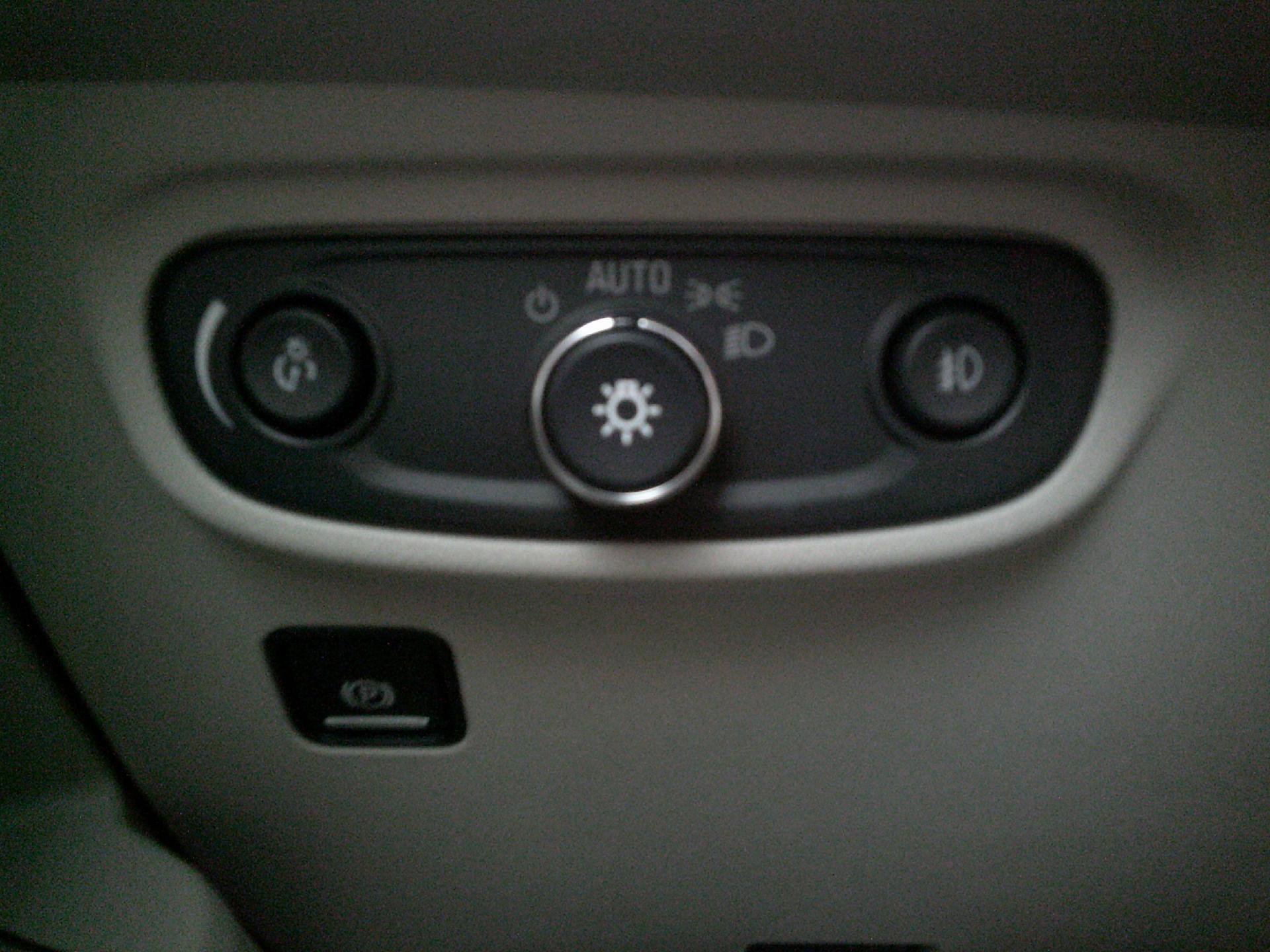 Used 2018 GMC Terrain Denali w/ Advanced Safety Package image 15