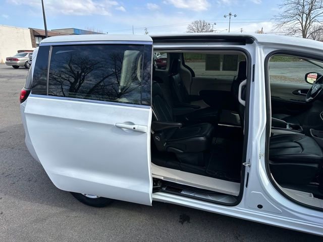 Used 2024 Chrysler Pacifica Touring-L image 15
