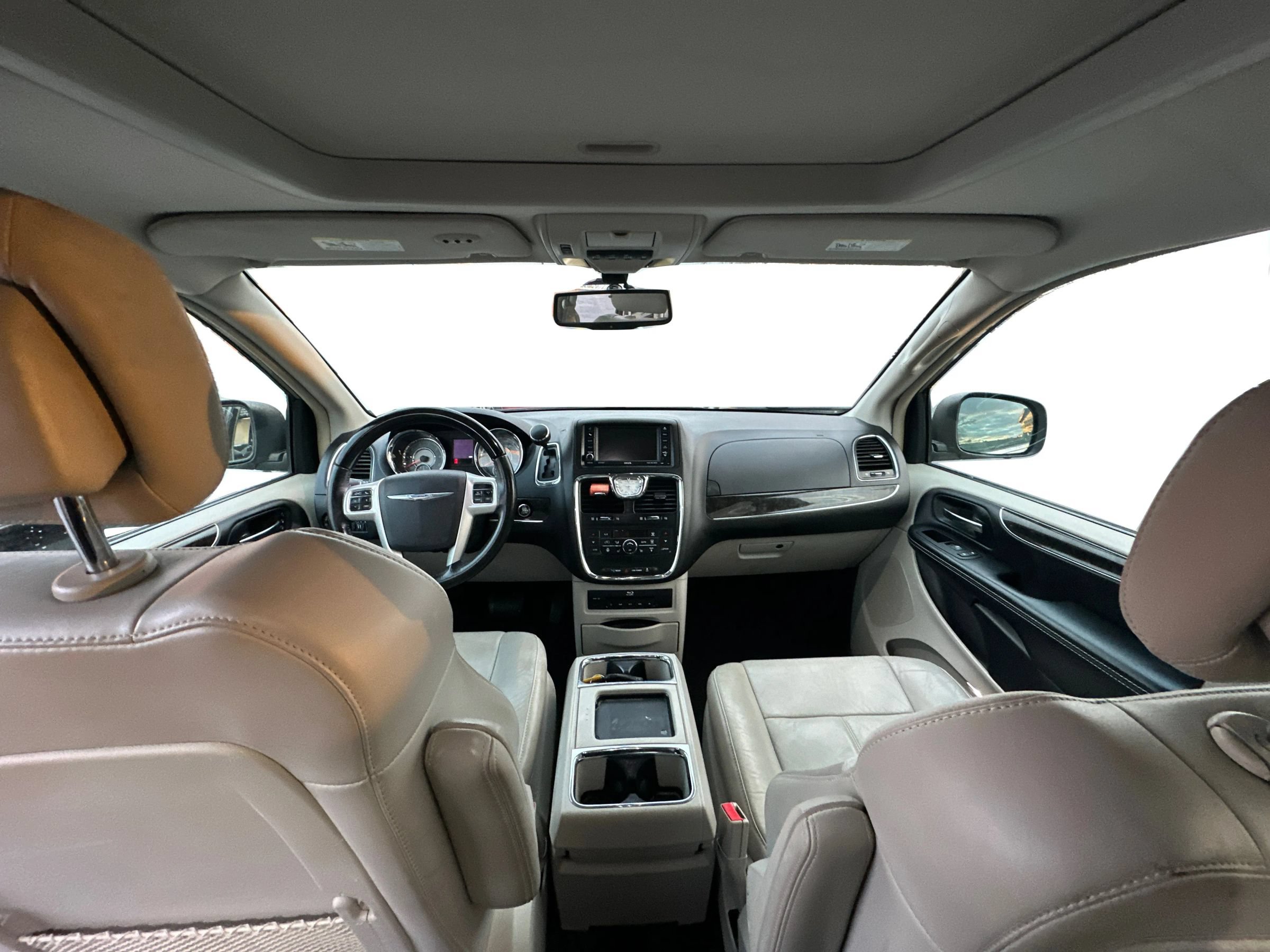Used 2015 Chrysler Town & Country Limited Platinum FWD image 21