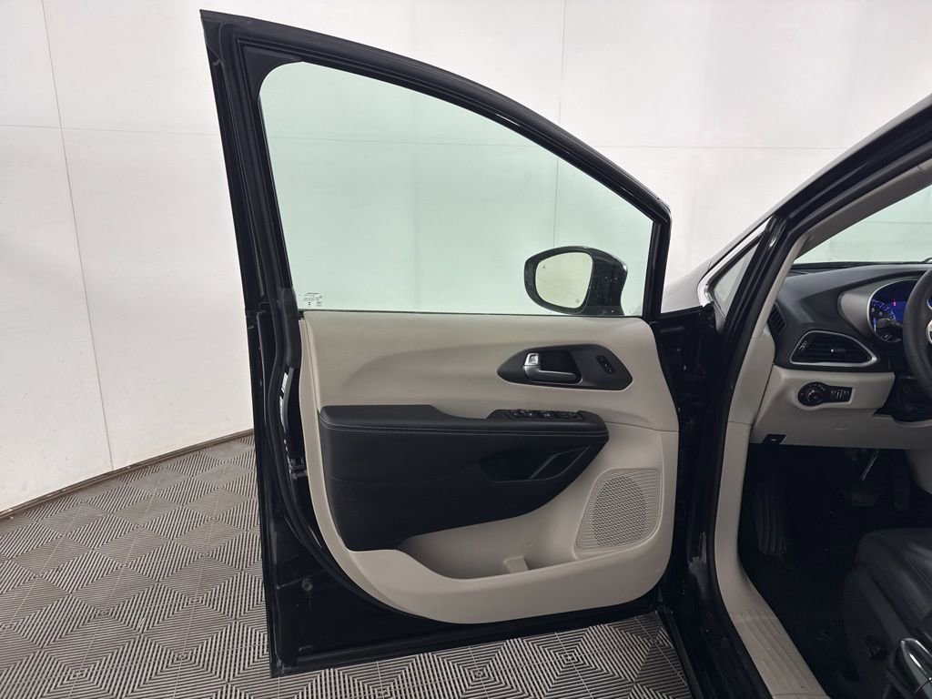 Used 2024 Chrysler Pacifica Touring-L image 13