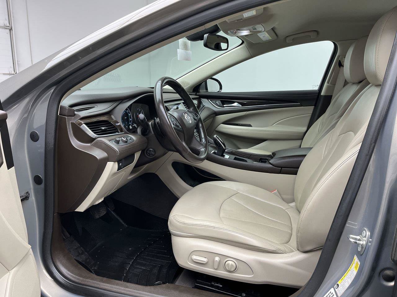 Used 2017 Buick LaCrosse Essence FWD image 3