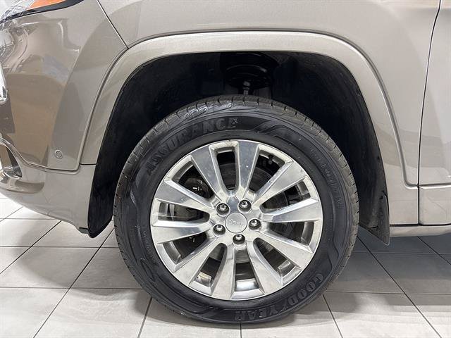 Used 2017 Jeep Cherokee Overland w/ Technology Group AWD/4WD image 7