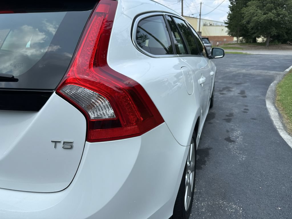 Used 2017 Volvo V60 T5 Premier w/ Convenience Package FWD image 5