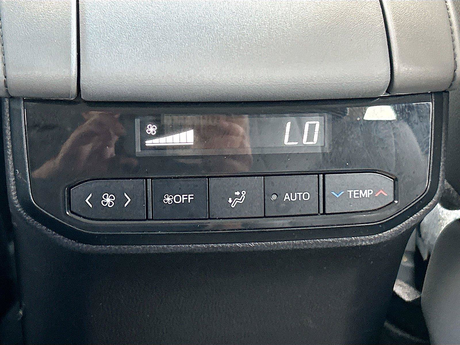 Used 2024 Toyota Highlander XLE FWD image 21