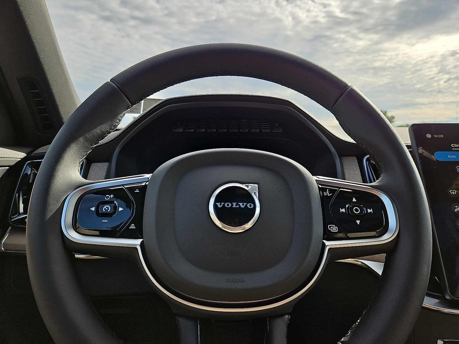 New 2026 Volvo XC90 B6 Plus w/ Protection Package Premier image 18