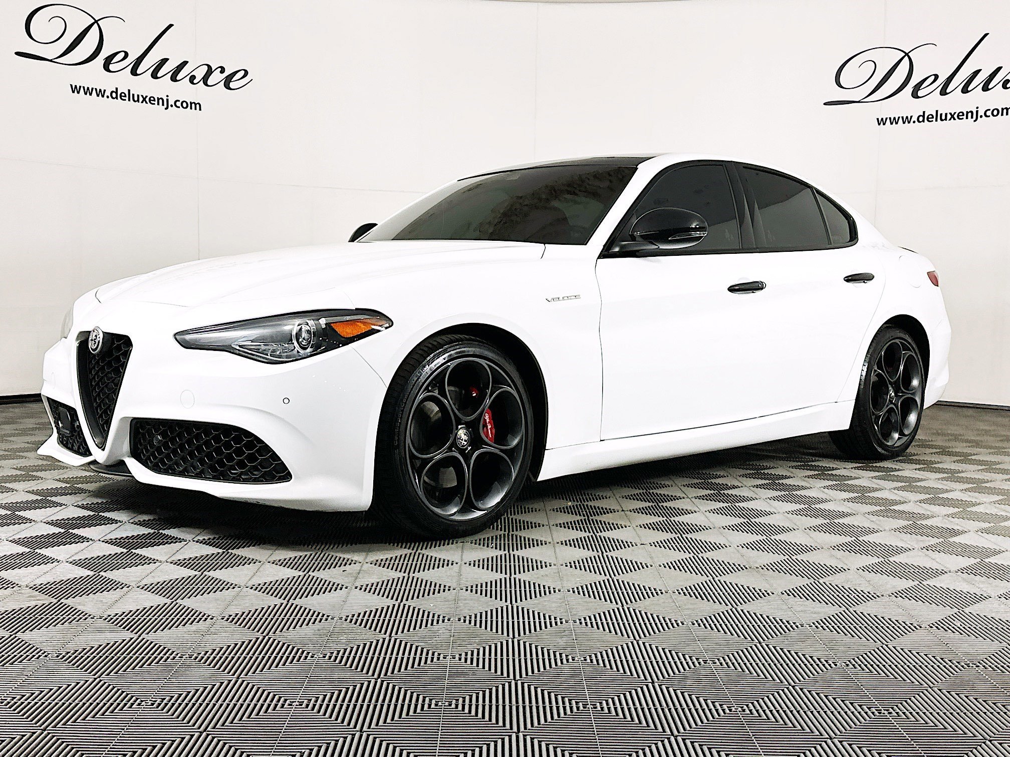 Used 2023 Alfa Romeo Giulia Veloce AWD/4WD image 3