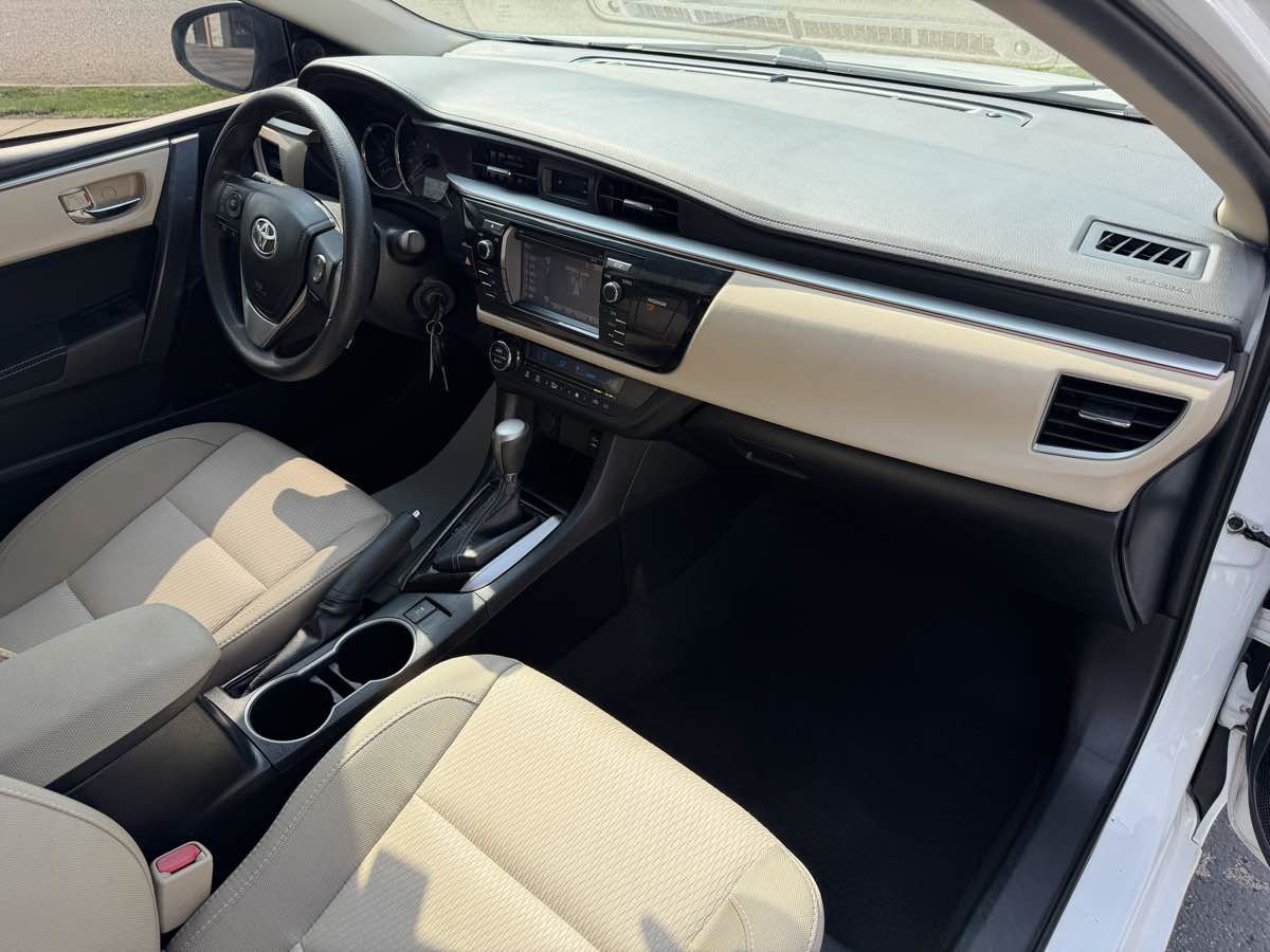 Used 2014 Toyota Corolla LE FWD image 19