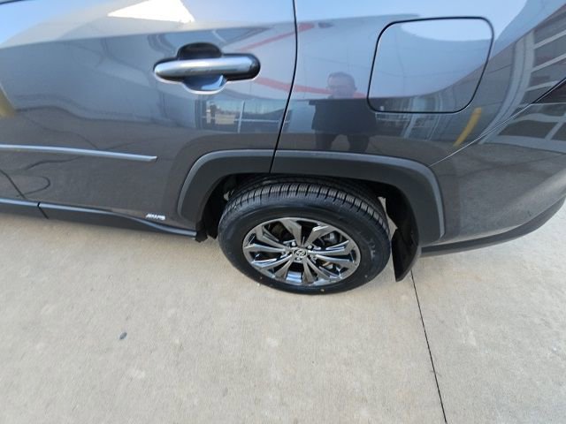 Used 2022 Toyota RAV4 XLE Premium image 11