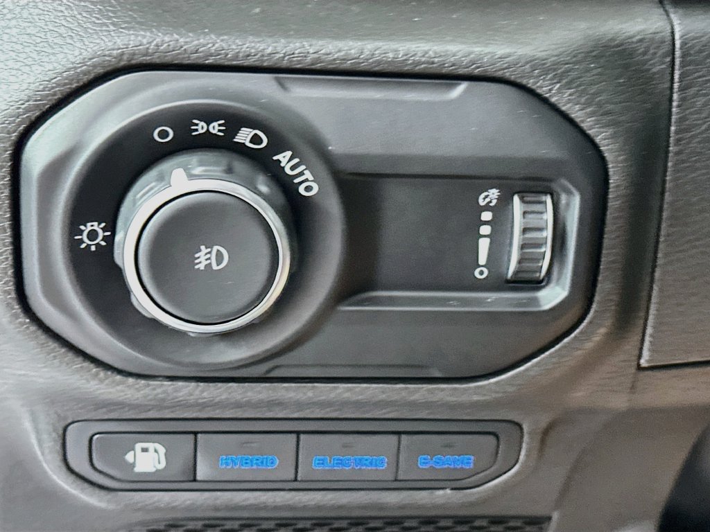 Used 2023 Jeep Wrangler Unlimited Sahara AWD/4WD image 11