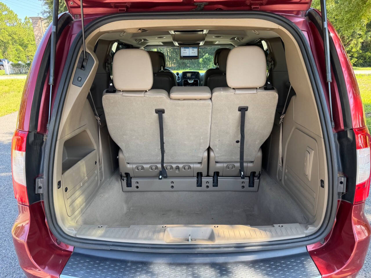 Used 2013 Chrysler Town & Country Touring-L w/ Entertainment Group #2 FWD image 16