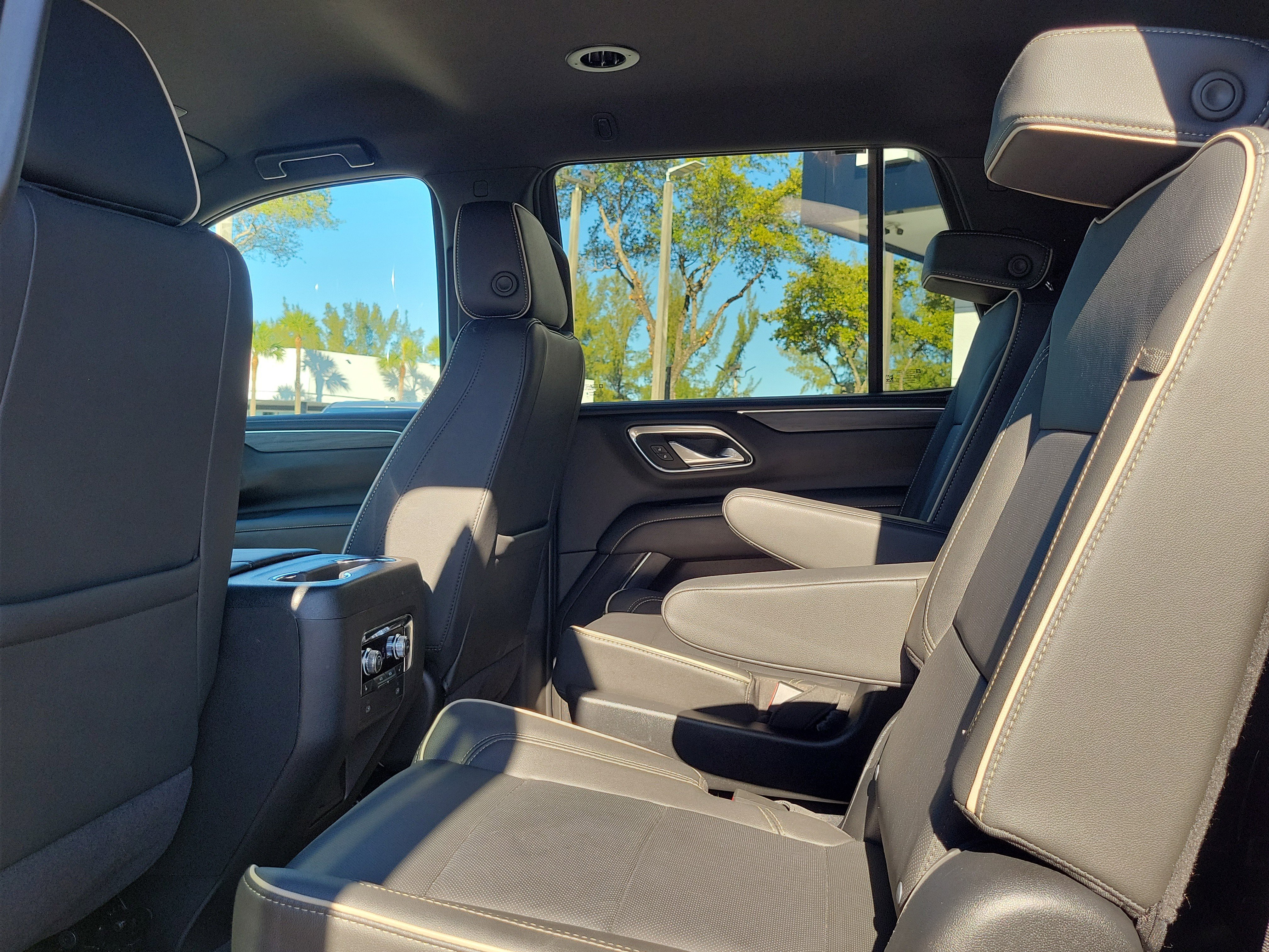 Used 2024 GMC Yukon SLT w/ SLT Luxury Package image 14