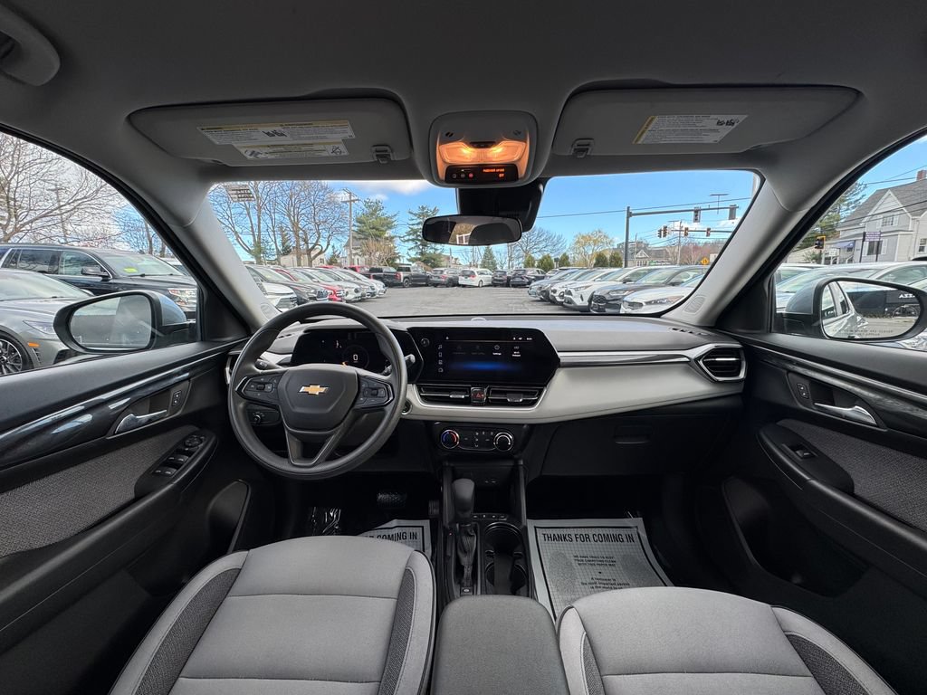 Used 2025 Chevrolet TrailBlazer LT AWD/4WD image 3