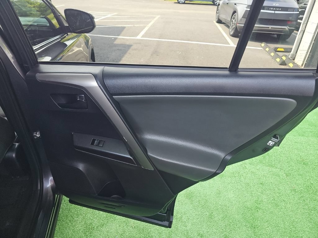 Used 2017 Toyota RAV4 LE FWD image 37