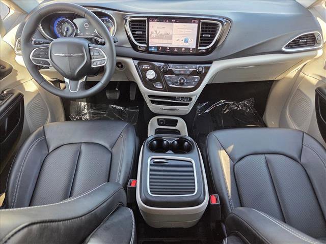 Used 2024 Chrysler Pacifica Touring-L image 16