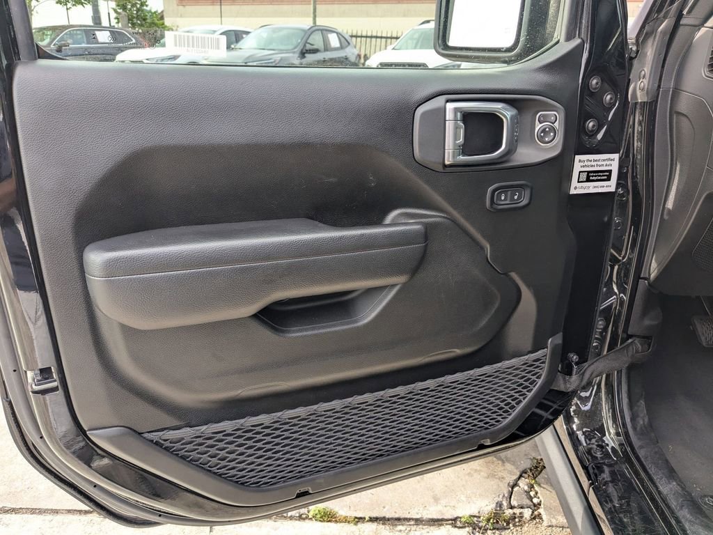 Used 2025 Jeep Wrangler Unlimited Rubicon AWD/4WD image 11