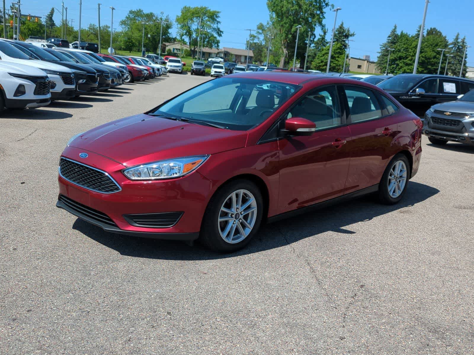 Used 2016 Ford Focus SE w/ SE Cold Weather Package FWD image 4