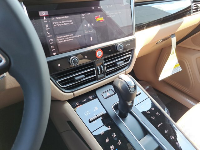 Certified 2025 Porsche Macan AWD/4WD image 32