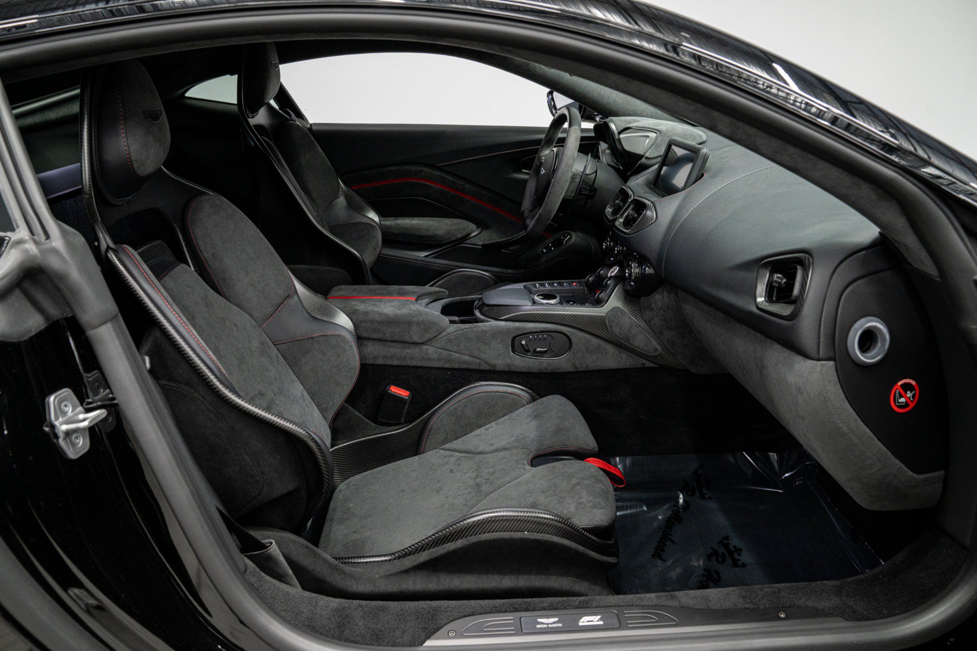 Used 2023 Aston Martin V8 Vantage Coupe RWD image 32