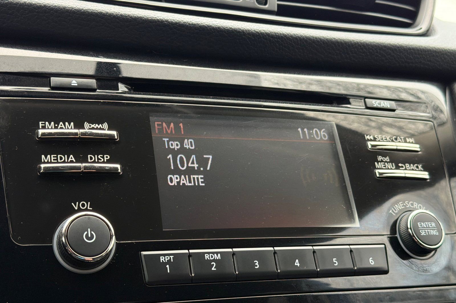 Used 2017 Nissan Rogue SV image 17