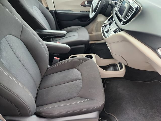 Used 2023 Chrysler Voyager LX FWD image 11