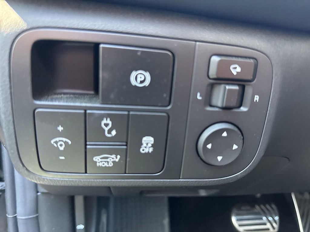 Used 2025 Hyundai Ioniq 6 Limited image 18