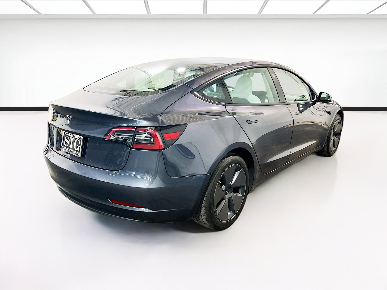 Used 2023 Tesla Model 3 Standard Range image 4