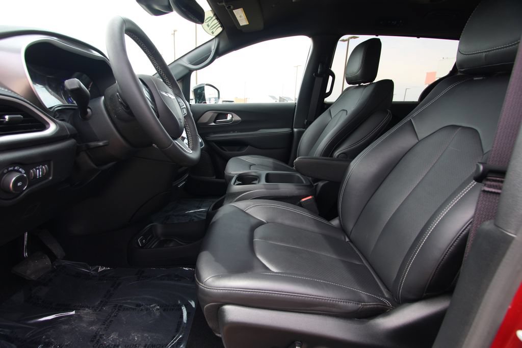 Used 2026 Chrysler Pacifica Select AWD/4WD image 6