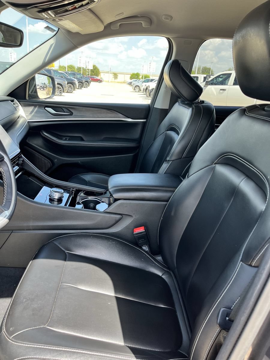 Used 2023 Jeep Grand Cherokee L Limited RWD image 9