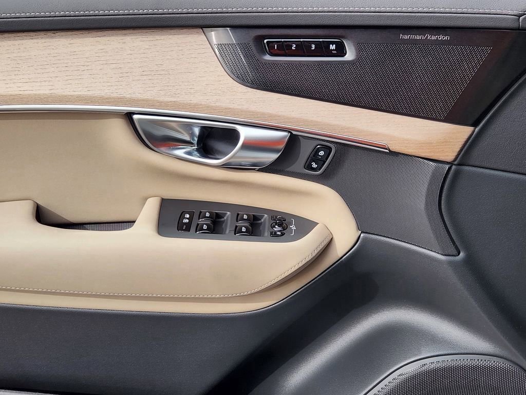 New 2026 Volvo XC90 B6 Plus w/ Protection Package Premier image 3