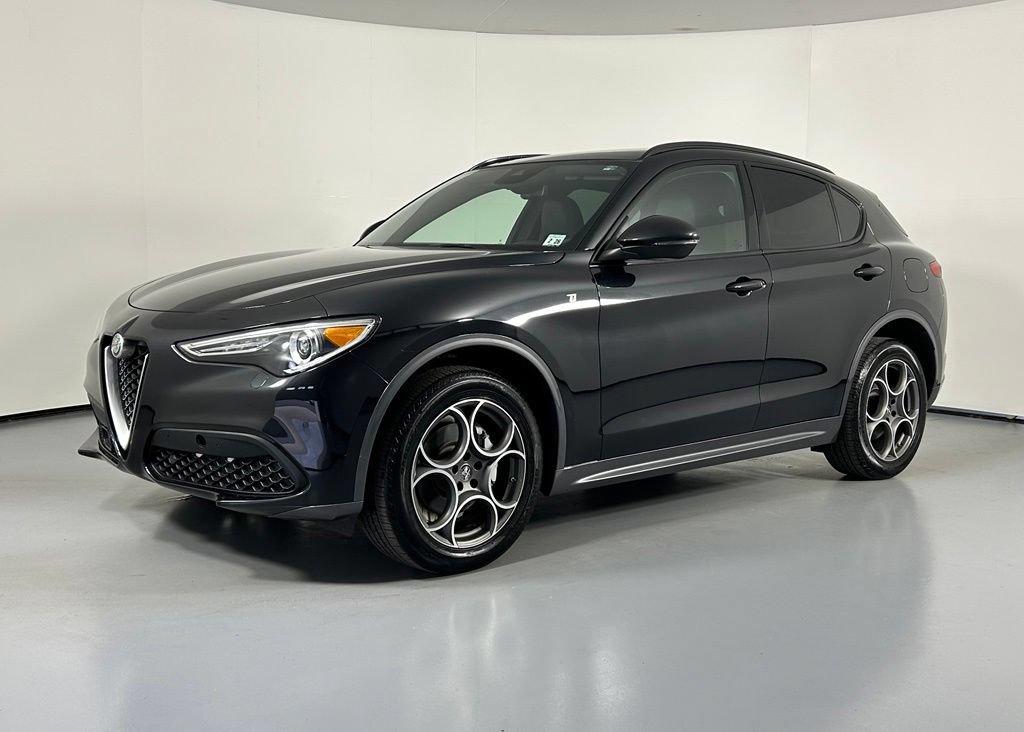 Used 2023 Alfa Romeo Stelvio Ti AWD/4WD image 3