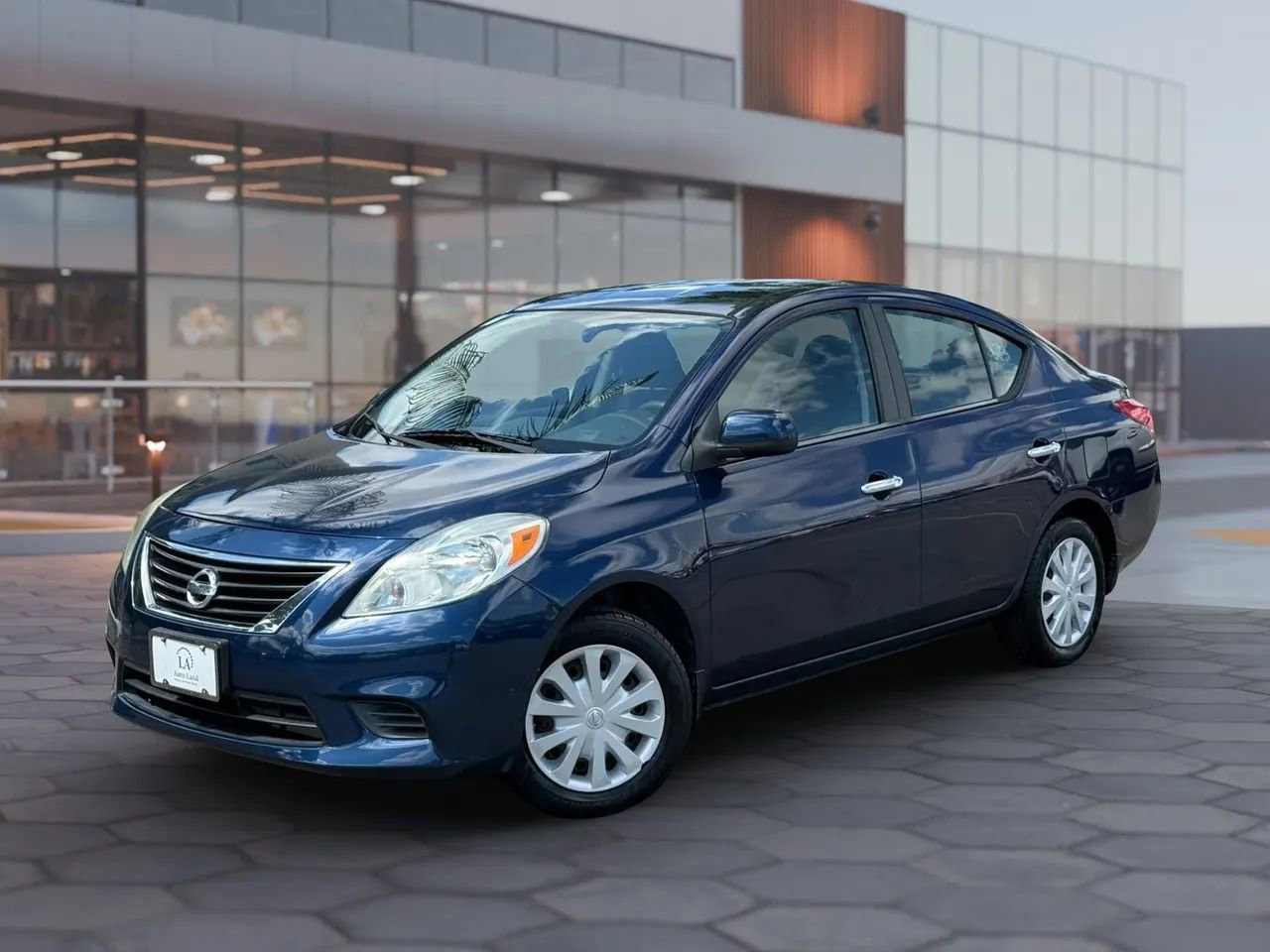Used 2012 Nissan Versa SV FWD image 2