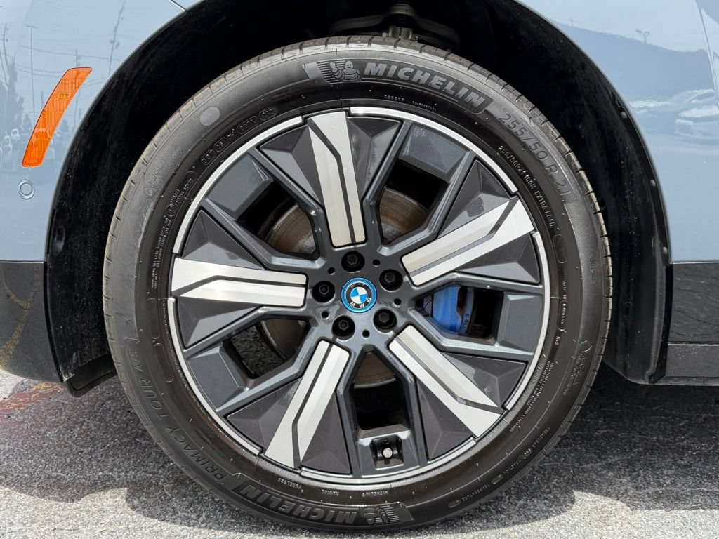 Used 2023 BMW iX xDrive50 w/ Sport Package AWD/4WD image 5
