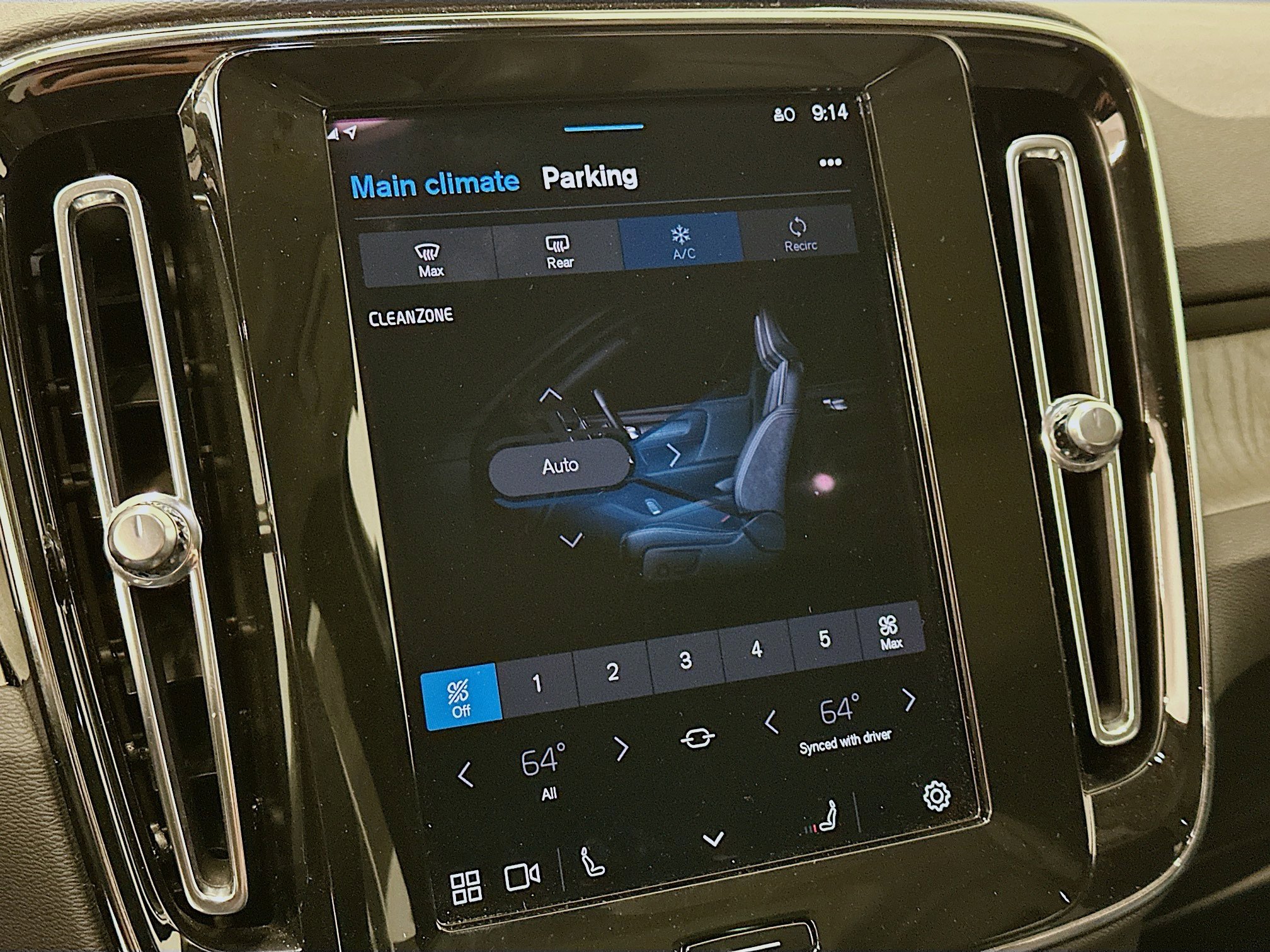 Used 2025 Volvo XC40 B5 Plus image 24