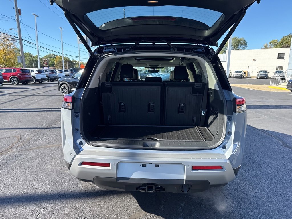 New 2025 Nissan Pathfinder Platinum w/ Black Appearance Package image 9
