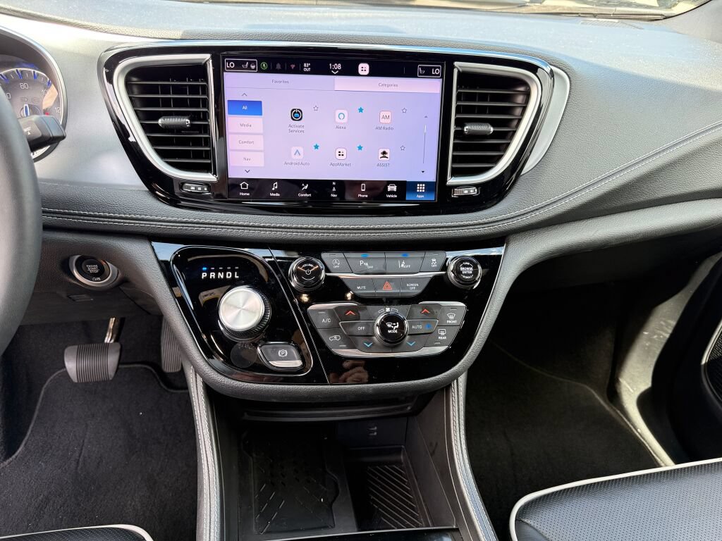 Used 2026 Chrysler Pacifica Limited FWD image 28