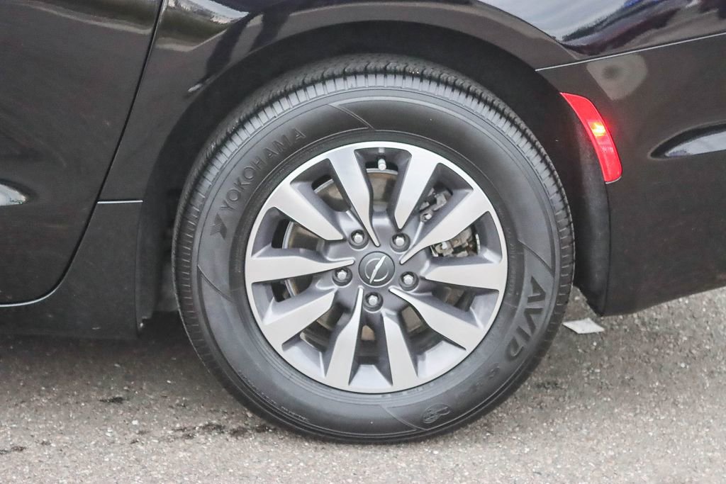 Used 2024 Chrysler Pacifica Select image 17