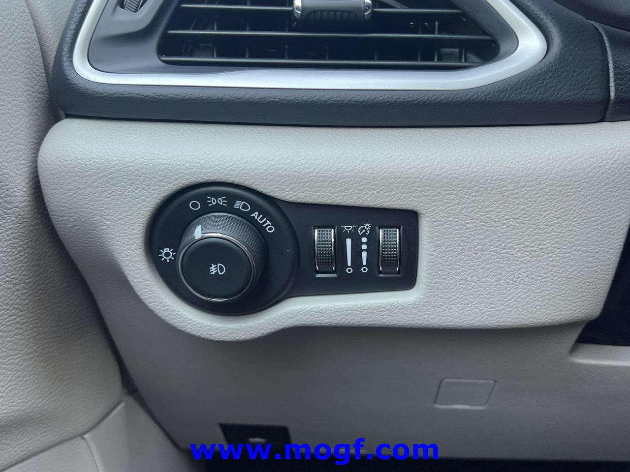 Used 2024 Chrysler Pacifica Touring-L FWD image 16