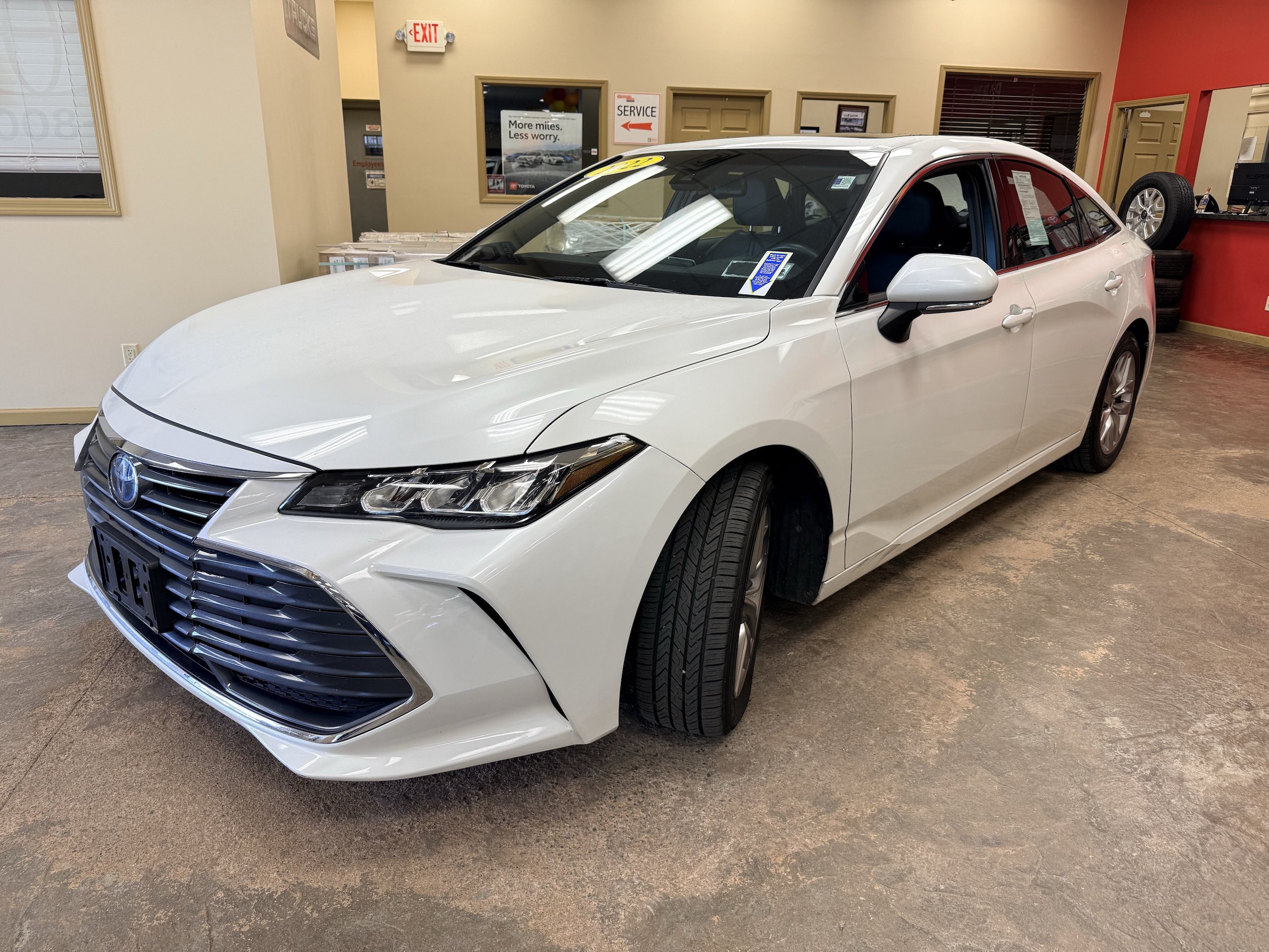 Used 2022 Toyota Avalon XLE w/ Moonroof Package FWD image 3