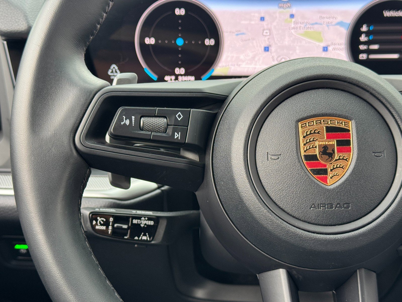 Used 2024 Porsche Cayenne w/ Premium Package image 23