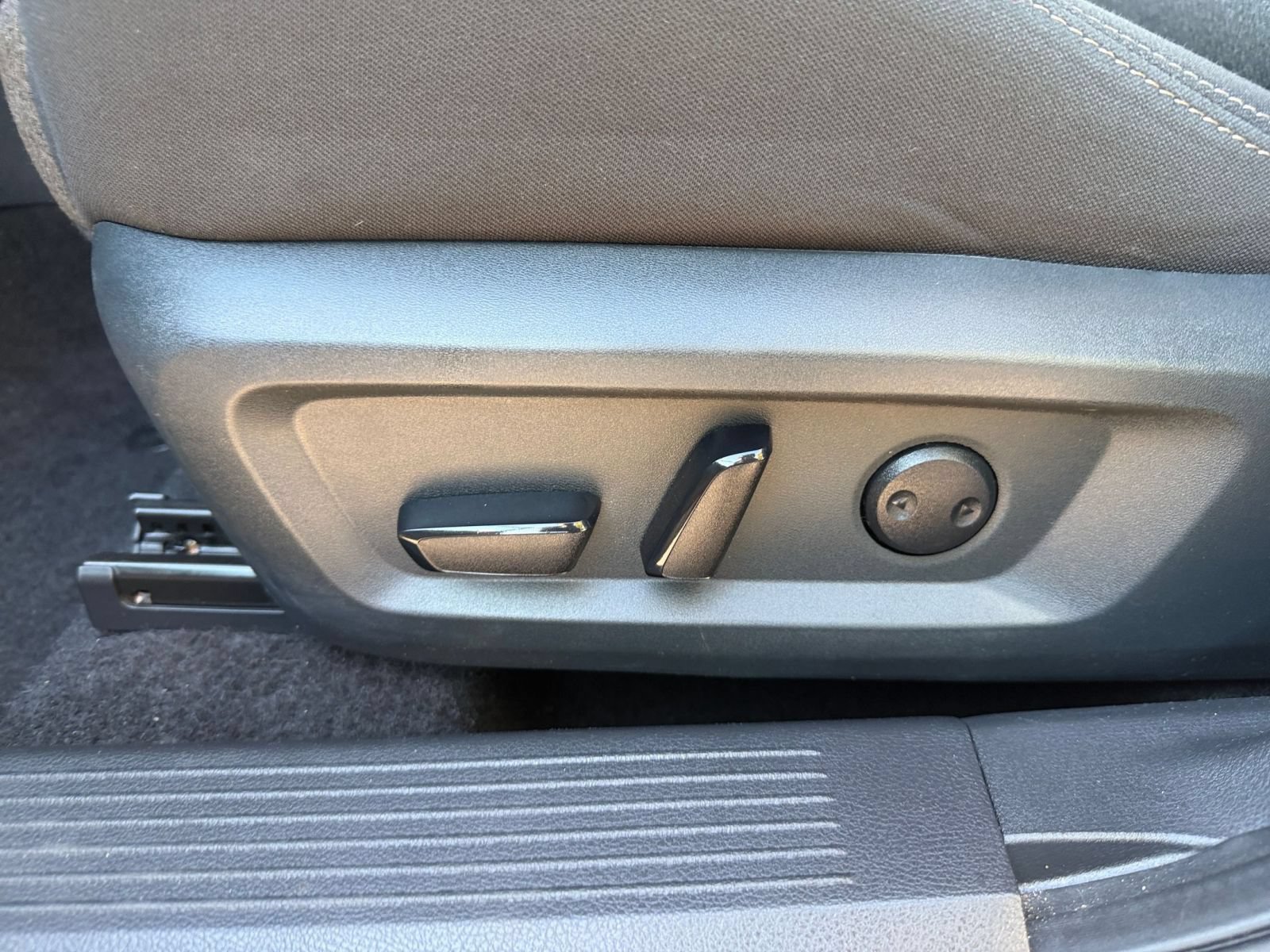 Used 2025 Nissan Rogue SV FWD image 22