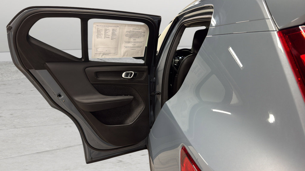 Used 2022 Volvo XC40 T5 Momentum image 29