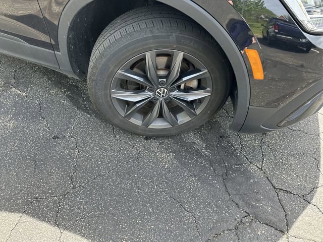 Used 2022 Volkswagen Tiguan SE w/ Panoramic Sunroof Package AWD/4WD image 12