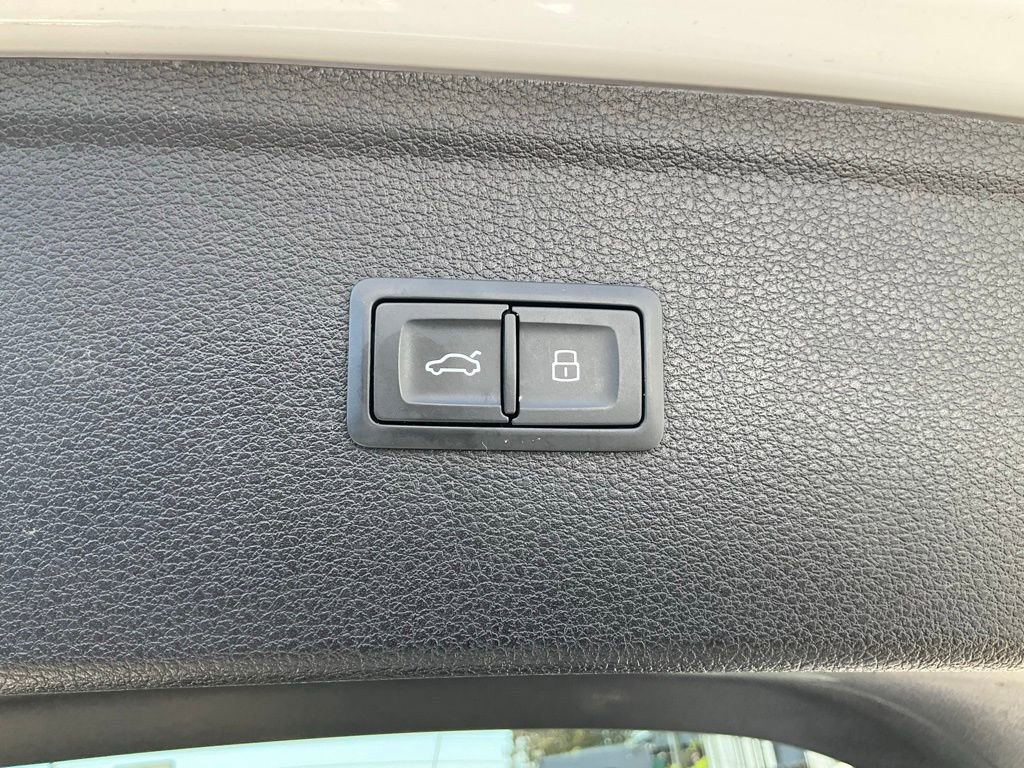 Used 2020 Audi Q5 e Premium w/ Convenience Package image 11