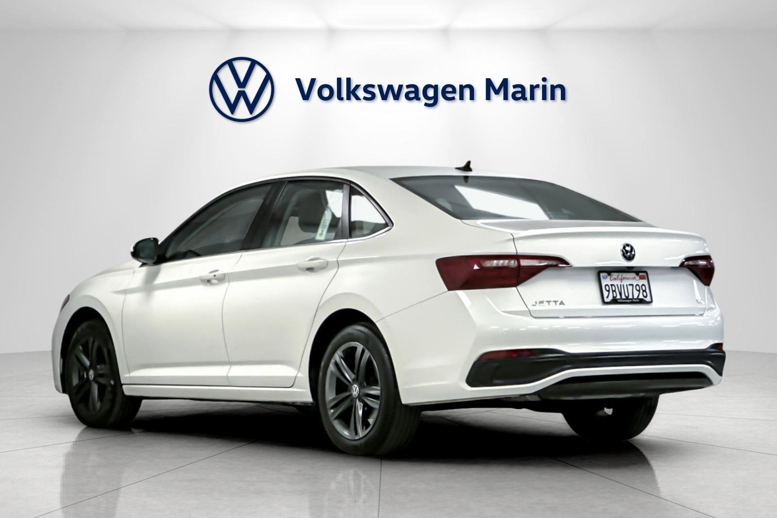 Used 2022 Volkswagen Jetta SE w/ Panoramic Sunroof Package image 3