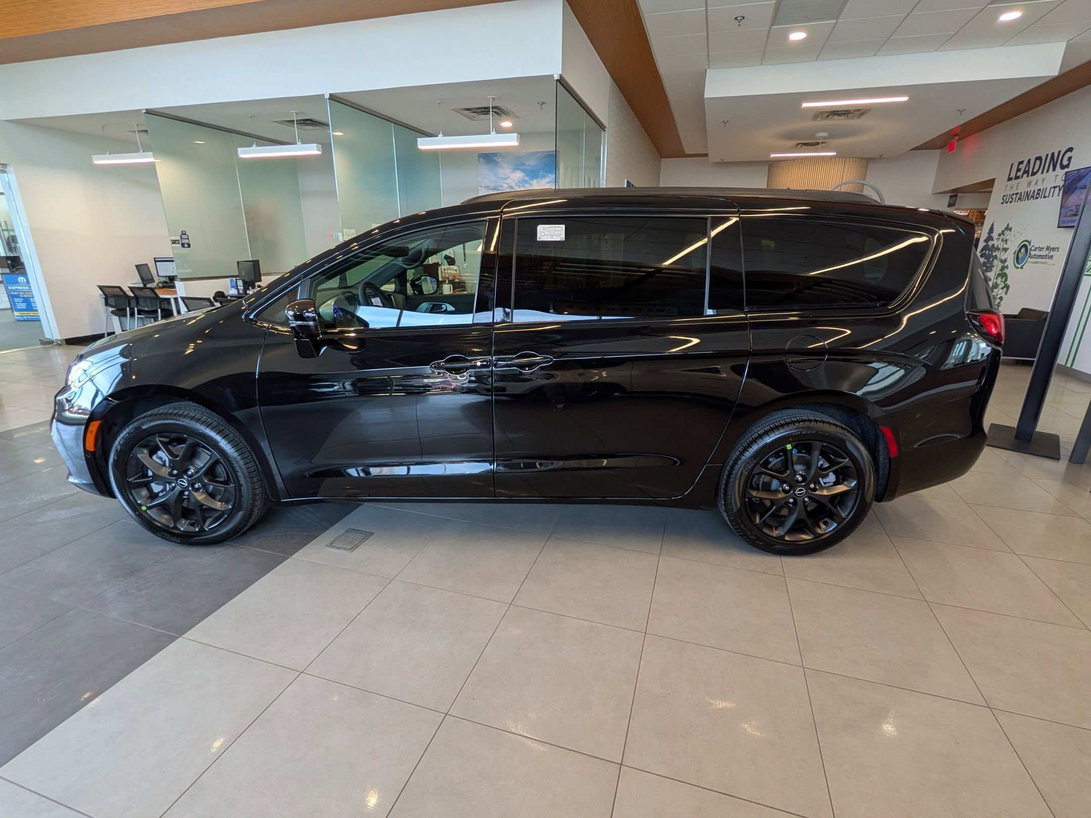 New 2026 Chrysler Pacifica Limited w/ Uconnect Theater Family Group image 7