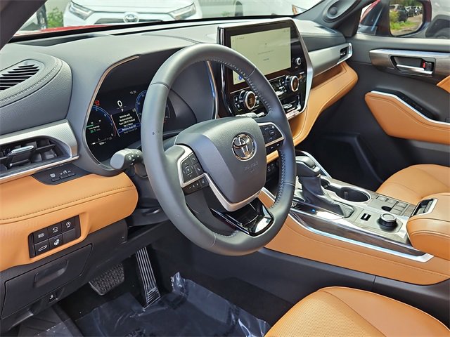 Used 2025 Toyota Highlander Platinum image 12