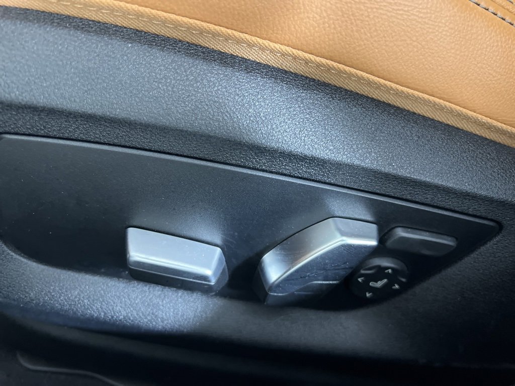 Used 2023 BMW 540i xDrive w/ Premium Package image 3