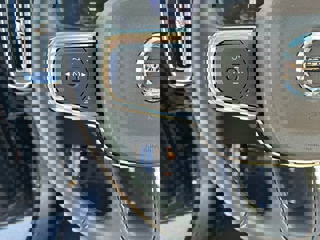 Used 2024 Volvo XC40 B5 Plus image 4