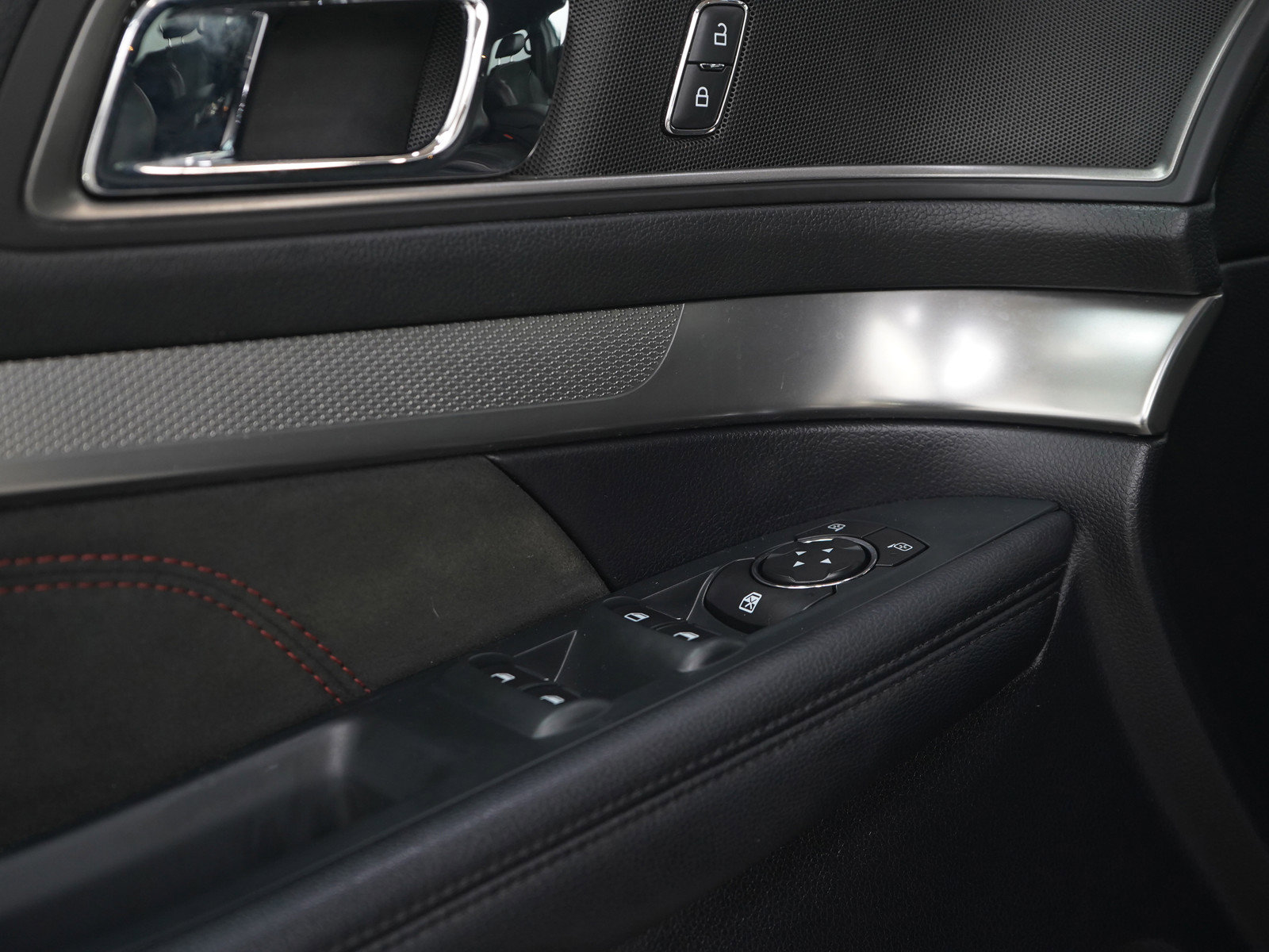 Used 2018 Ford Explorer XLT w/ Equipment Group 202A AWD/4WD image 20