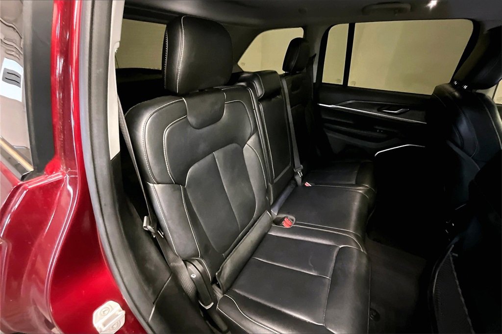 Used 2023 Jeep Grand Cherokee Limited w/ Black Appearance Package image 23